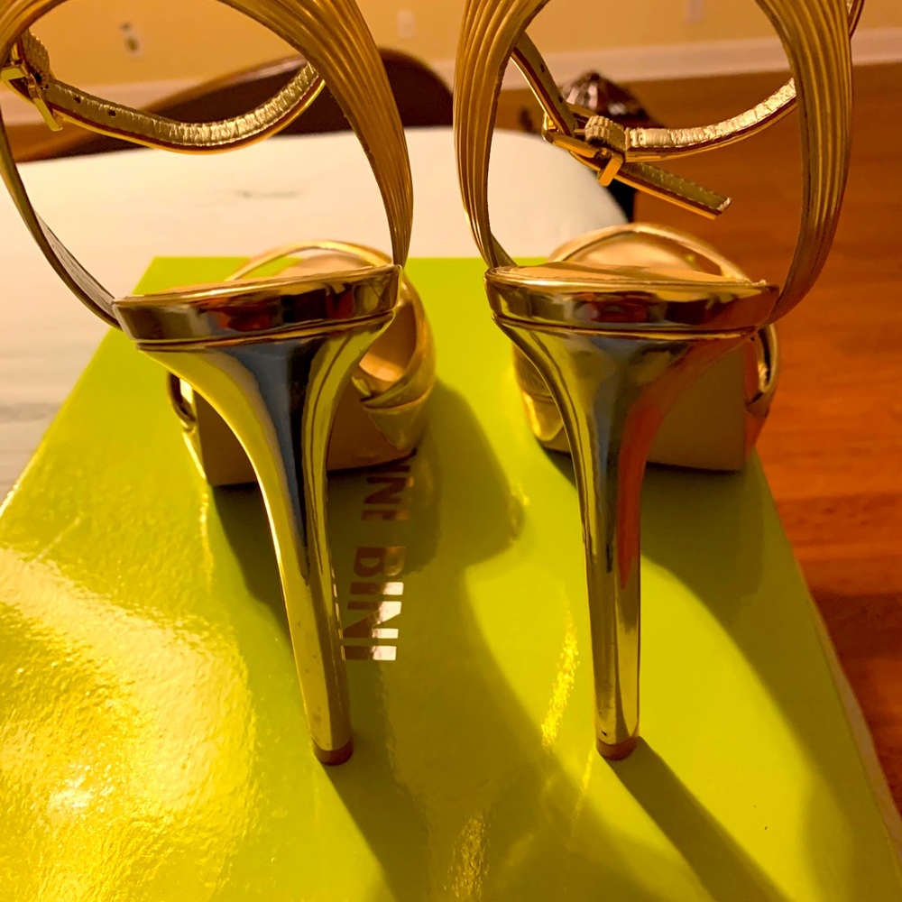 Like new gold Gianni Bini heel